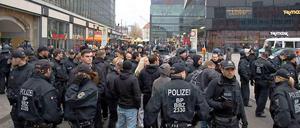 Obwohl eine Demonstration der sogenannten "Hooligans gegen Salafisten" abgesagt wurde, haben vereinzelt angereiste Hooligans und Rechtsextreme sich am Alexanderplatz Auseinandersetzungen mit linken Gegendemonstranten geliefert. 