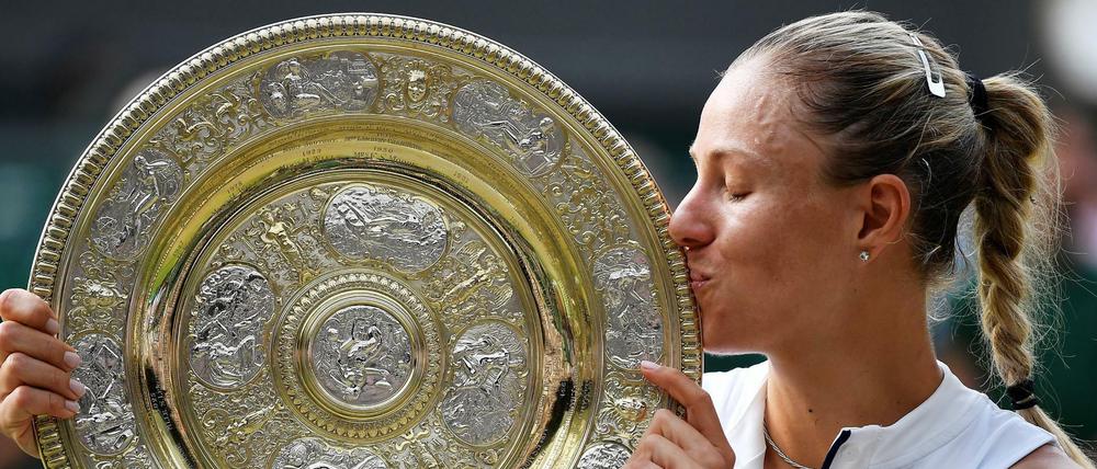 Am Ziel: Angelique Kerber mit der Schale für die Siegerin von Wimbledon.