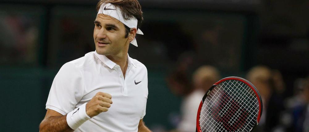 Roger Federer feiert seinen Sieg gegen Daniel Evans bei Wimbledon.