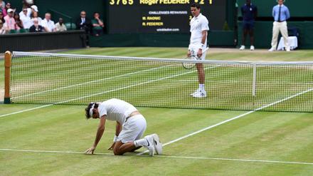Roger Federer beim Wimbledon-Halbfinale gegen den Kanadier Milos Raonic.
