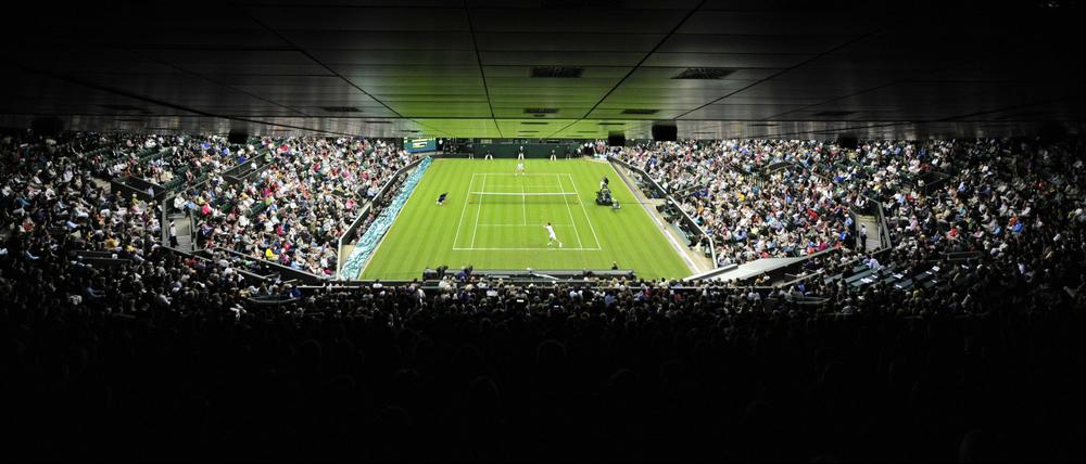 Wimbledon lebt aber vor allem von seiner Tradition. Dazu gehören Erdbeeren, weiße Spielkleidung und Regen. Und zumindest gegen letzteren wehrt man sich jetzt: mit einem Dach über dem Center Court.
