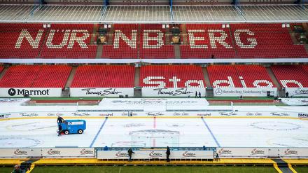 Die Vorbereitungen laufen. Eishockey im Fußballstadion von Nürnberg.