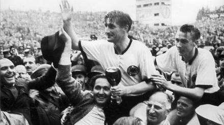 Kapitän Fritz Walter (M., oben) nach dem Triumph im WM-Finale 1954.