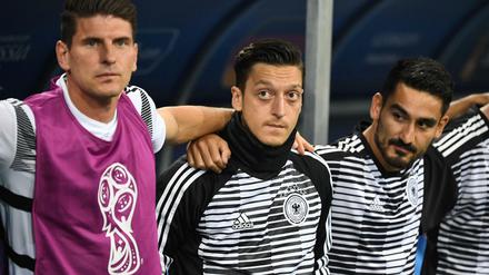 Einig gegen die Zerrissenheit: Mario Gomez (l-r), Mesut Özil und Ilkay Gündogan. 