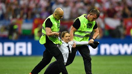 WM-Finale in Moskau: Sicherheitskräfte ziehen eine Aktivistin von Pussy Riot vom Spielfeld. 