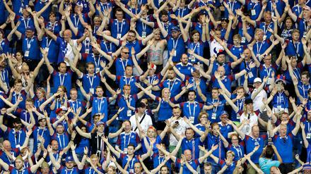 Fans von Island feuern ihr Team auf der Tribüne während des Spiels an. 