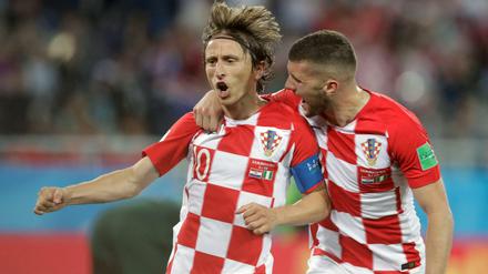 Erleichterung. Kroatiens Luka Modric (l.) freut sich mit Teamkollege Ante Rebic von Eintracht Frankfurt über den getroffenen Elfmeter.
