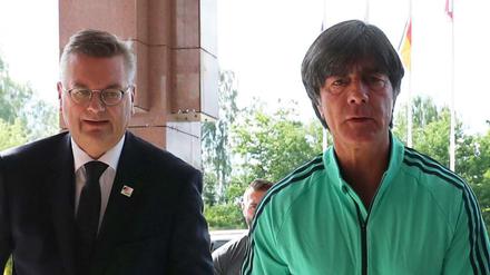 Gemeinsam durch die Krise. Reinhard Grindel (links) steht Bundestrainer Joachim Löw unbeirrt zur Seite. 