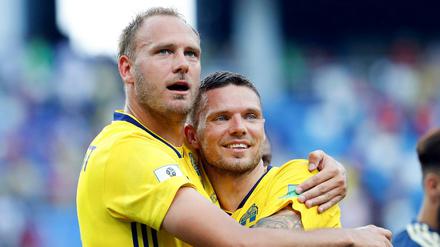 Schwedens Kapitän Andreas Granqvist (l) und Marcus Berg umarmen sich nach Spielende.