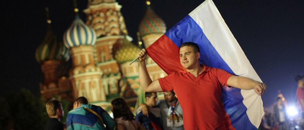 Russische Fans feiern ihre Mannschaft in der Nähe des Roten Platzes.