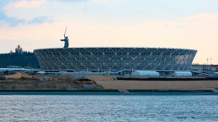 Die neue Wolgograd-Arena entstand am Ufer der Wolga vor der Kulisse des Kriegsmahnmals "Mutter Heimat ruft". 