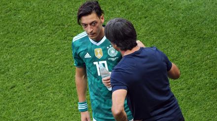 Mesut Özil (links) lässt Bundestrainer Joachim Löw nicht mehr an sich heran.