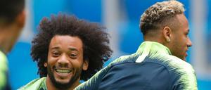 Gute Laune vor dem Spiel gegen Costa Rica: Neymar aus Brasilien (r) und Teamkollege Marcelo scherzen auf dem Platz. 