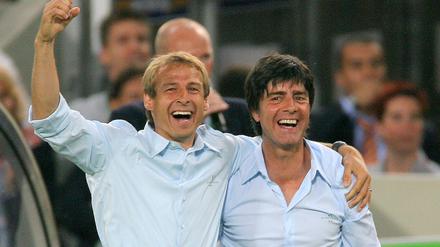 Jürgen Klinsmann (l) and sein damaliger Co-Trainer Joachim Löw.
