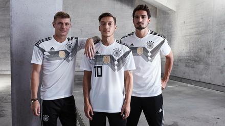 Toni Kroos, Mesut Özil und Mats Hummels präsentieren das neue Trikot der deutschen Fußball-Nationalmannschaft für die FIFA Fußball-Weltmeisterschaft in Russland 2018 tragen. Kurz vor den beiden letzten Länderspielen des Jahres hat der Deutsche Fußball-Bund (DFB) das Heimtrikot der Nationalmannschaft für die Fußball-WM 2018 im Internet vorgestellt. 