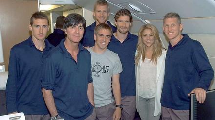 Stolze Jungs mit Star: Joachim Löw und die Seinen posieren mit Shakira, die bei der WM-Eröffnung singt und hier schon einmal den Charme einer Spielerfrau verströmt.