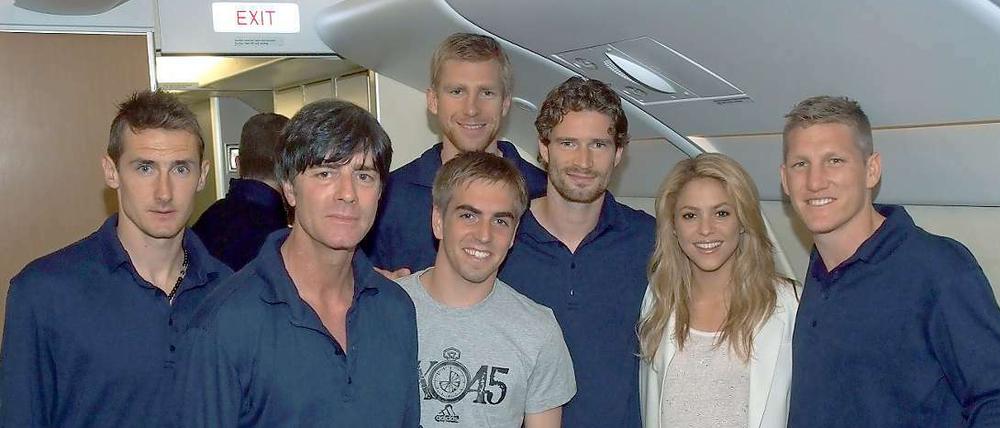 Stolze Jungs mit Star: Joachim Löw und die Seinen posieren mit Shakira, die bei der WM-Eröffnung singt und hier schon einmal den Charme einer Spielerfrau verströmt.