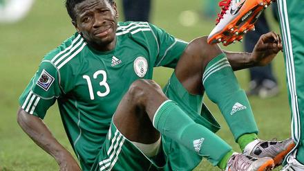 Nigeria Spieler Yussuf Ayila sitzt nach dem 2:2-Unentschieden gegen Südkorea im WM-Vorrundenspiel der Gruppe B in Durban enttäuscht am Boden. Jetzt wurde der nigerianische Fußball-Verband aufgelöst.