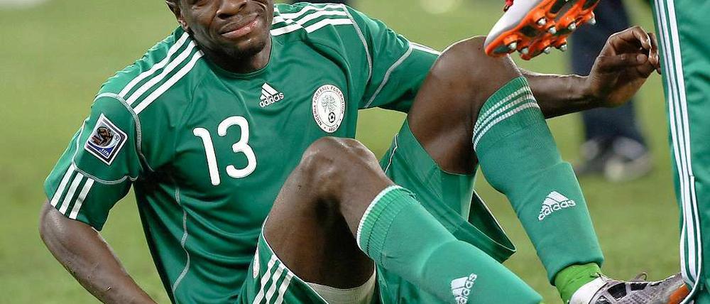Nigeria Spieler Yussuf Ayila sitzt nach dem 2:2-Unentschieden gegen Südkorea im WM-Vorrundenspiel der Gruppe B in Durban enttäuscht am Boden. Jetzt wurde der nigerianische Fußball-Verband aufgelöst.