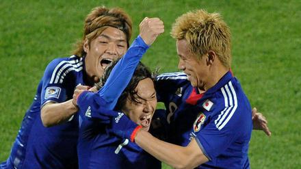 Tore! Tore! Tore! Japan jubelt: Mit einem 3:1 über Dänemark ziehen die Kicker aus Nippon ins Achtelfinale ein.