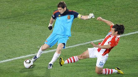 Das war eng. Spaniens Torwart Iker Casillas ist am Ende der glückliche Sieger gegen Nelson Valdez aus Paraguay.