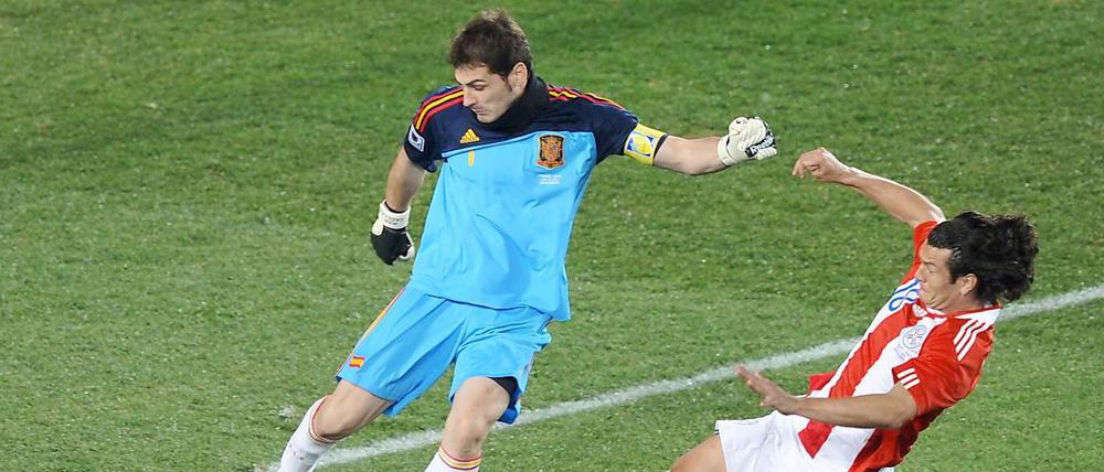 Das war eng. Spaniens Torwart Iker Casillas ist am Ende der glückliche Sieger gegen Nelson Valdez aus Paraguay.
