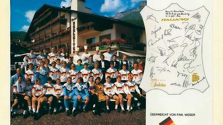 Und Südtirol lacht. Hotelmitarbeiter und Spieler formierten sich 1990 für einen Schnappschuss vorm Haus. Anschließend reisten die Gäste weiter - bis zum WM-Finale von Rom.