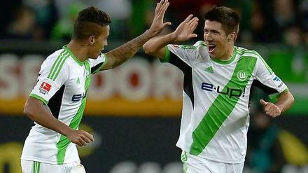 Internationale Solidarität: Wolfsburgs serbischer Mittelfeldspieler Slobodan Medojevic (r.) und sein brasilianischer Mannschaftskollege Luiz Gustavo jubeln während des Spiels gegen Leverkusen.