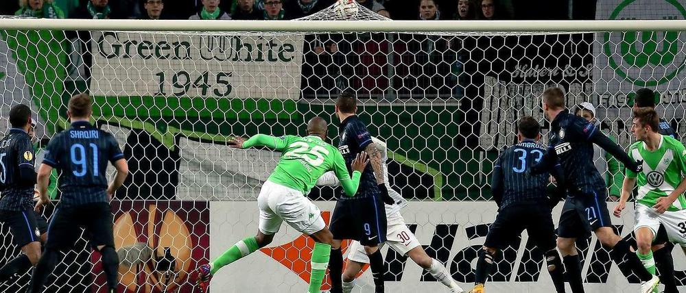 Der Anfang von der Wende: Naldo (M.) erzielt das 1:1 für die Wolfsburger gegen Inter Mailand.