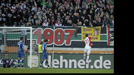 Augsburgs Dominik Kohr (re.) feiert den Führungstreffer gegen den VfL WOlfsburg.