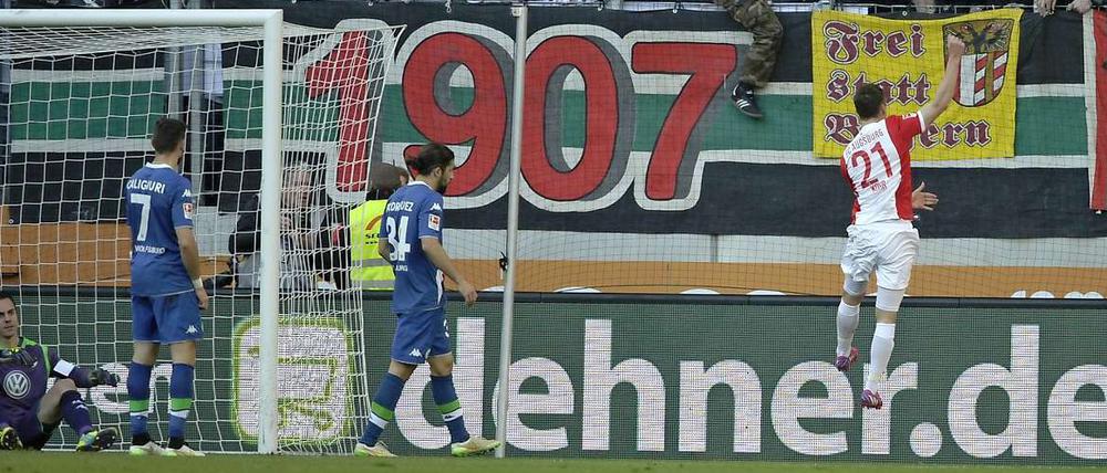 Augsburgs Dominik Kohr (re.) feiert den Führungstreffer gegen den VfL WOlfsburg.