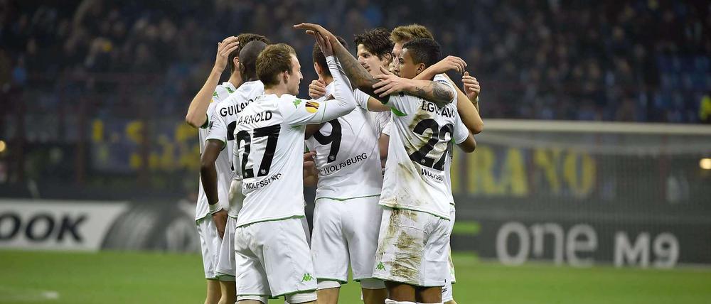Jubelkreis. Die Spieler des VfL Wolfsburg feiern den Einzug ins Viertelfinale.