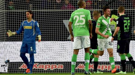 Glücklose Gladbacher: Wolfsburgs Robin Knoche (2. v. r.) bejubelt sein goldenes Tor.