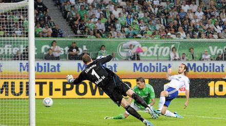 Mario Mandzukic (m.) ist vor Gegenspieler Christian Fuchs (r.) am Ball und köpft aus kurzer Distanz zum 1:1-Ausgleich ein. Später steuerte der Stürmer des VfL Wolfsburg noch den zweiten Treffer zum 2:1-Sieg bei.