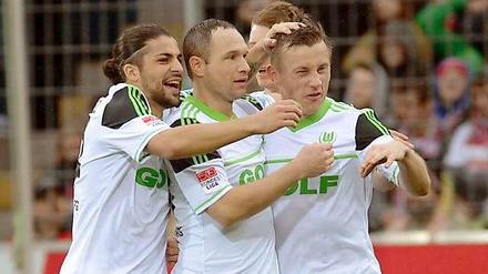 Ivica Olic (r.) ließ die Wolfsburger Herzen mit einem Fallrückziehertor höher schlagen.