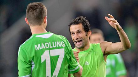 Hasan Salihamidzic (r.) war mit zwei Toren der Mann des Tages beim 4:1-Sieg des VfL Wolfsburg über Hannover 96. Der ehemalige Herthaner Alexander Madlung (l.) erzielte den Treffer zum 4:1-Endstand.