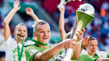 Dann feiert frau schön, aber bitte nicht in Wolfsburg! Wolfsburgs Alexandra Popp hält den Pokal in den Händen. 