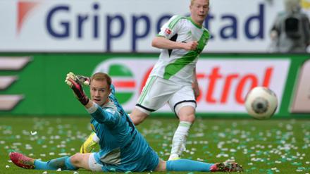 Nachsehen: Gladbachs Torwart Ter Stegen schaut nur hinterher, Wolfsburgs De Bruyne (r.) erzielt das 2:1.