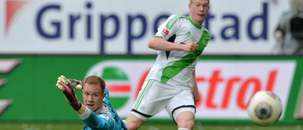 Nachsehen: Gladbachs Torwart Ter Stegen schaut nur hinterher, Wolfsburgs De Bruyne (r.) erzielt das 2:1.