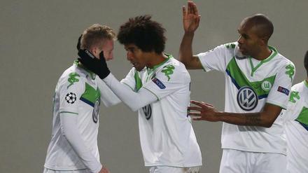 Da kann man sich schon mal feiern lassen. André Schürrle (l.) ist der Matchwinner für Wolfsburg in Moskau.