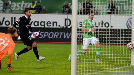 Die Entscheidung: Wolfsburgs Caliguiri (r.) trifft zum 3:0.