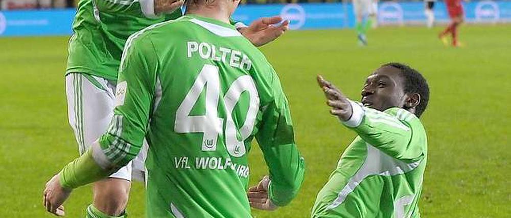 Vorlagengeber Christian Träsch (o.) und Neuzugang Giovanni Sio (r.) gratulieren dem Torschützen Sebastian Polter zu seinem entscheidenden Treffer.