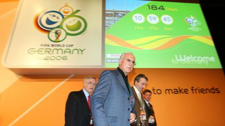 Der Präsident des deutschen FIFA Organisationskomitees, Franz Beckenbauer (M.), sein Vize-Präsident Wolfgang Niersbach (2.v.r) und Horst Schmidt (l).