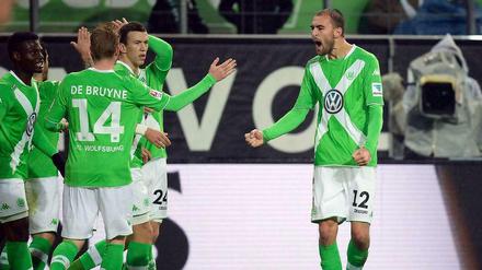 In Pose. Bas Dost bejubelt seinen Treffer zum Ausgleich. Es wird nicht das letzte Tor des Abends für Wolfsburg sein.