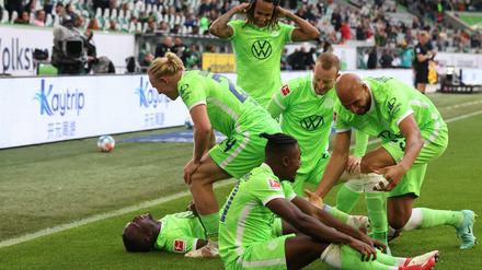 Drin. Jerome Roussillon feiert mit seinen Kollegen sein Tor zum 1:0 für Wolfsburg.