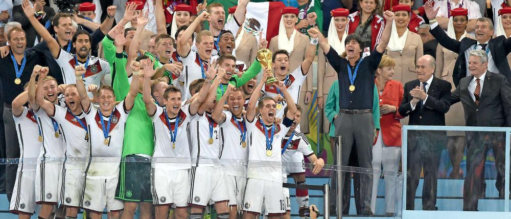 Die Nationalmannschaft bejubelt in Rio den WM-Sieg, Wolfgang Niersbach (r.) ist ganz nah dran.