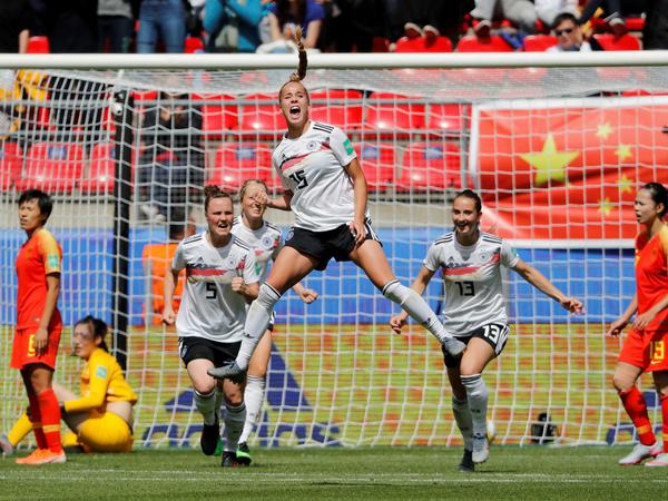 Überfliegerin: Nadine Angerer hebt Giulia Gwinn (Mitte) besonders hervor, die das erste Tor für Deutschland bei dieser WM erzielte.