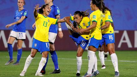 Fußkuss: Nach ihrem 17. Treffer bei einer WM und der Aufstellung eines neuen Torrekords herzt die Brasilianerin Marta (Mitte) ihr wichtigstes Körperteil.