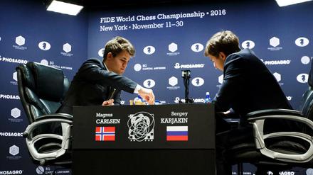 Magnus Carlsen (l.) und Sergej Karjakin. 