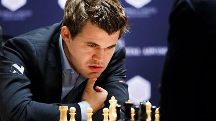 Was nun? Der Norweger Magnus Carlsen, 26, hatte mit dem neunrundigen Superturnier in seiner Heimat kein Glück. Am Ende schrammte er gerade noch an einem Desaster vorbei. Carlsen profitierte von einem schweren Fehler seines Gegners (Archivbild). 